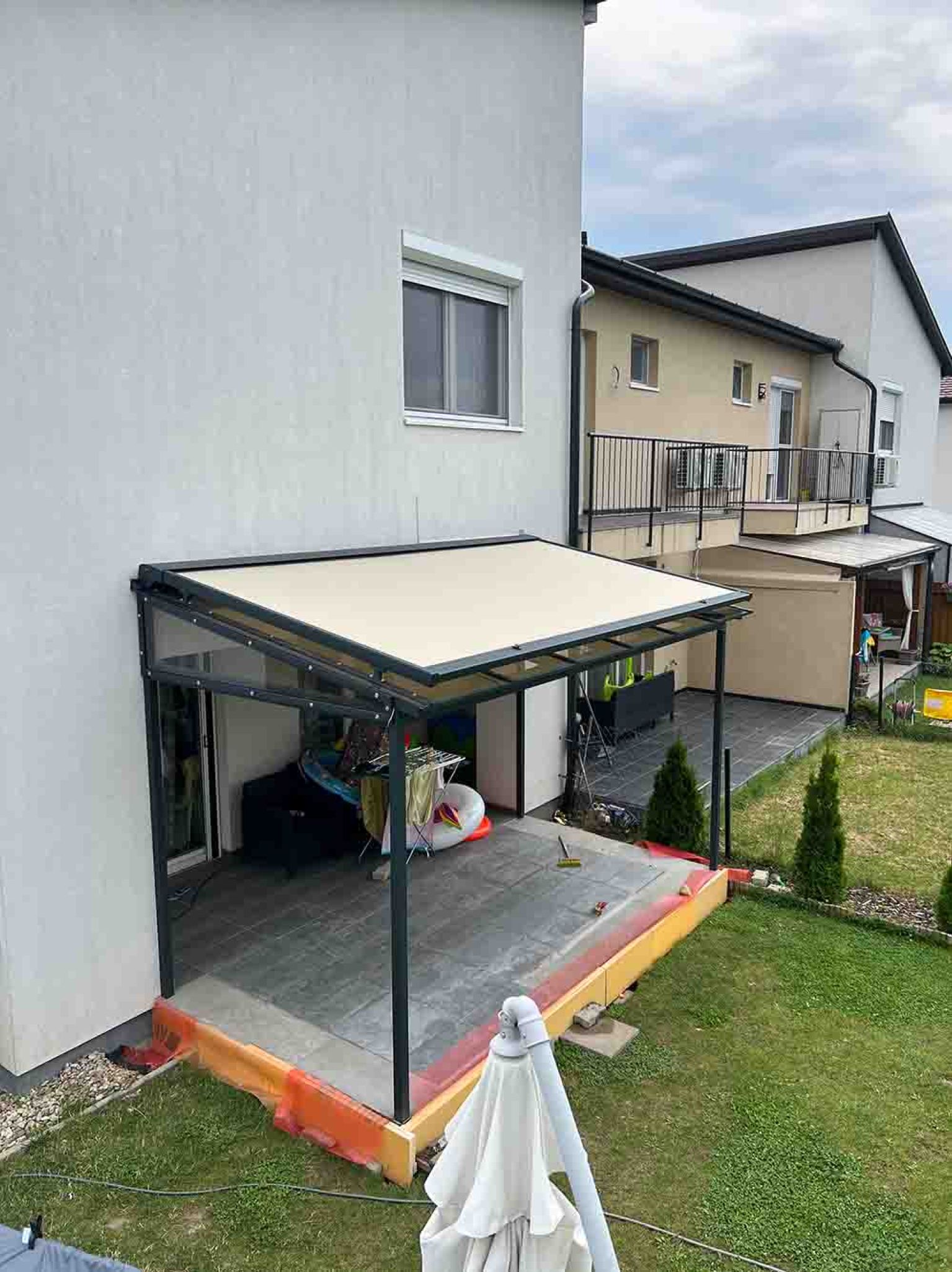 tömör polikarbonát tetö